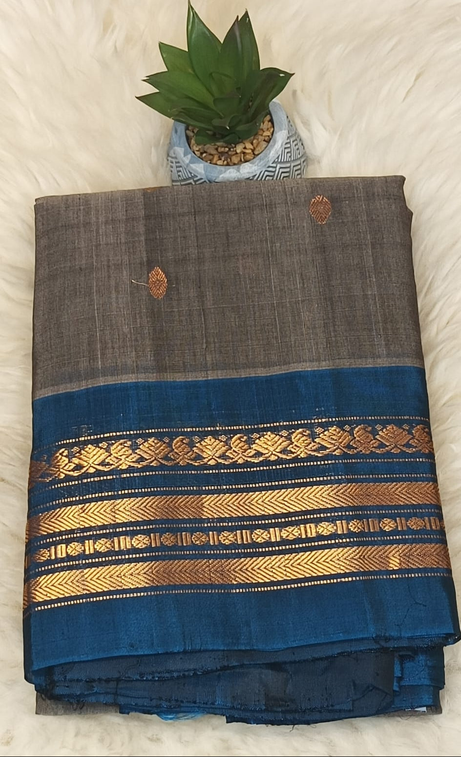 Pure Gadwal Butta  Silk - Gray