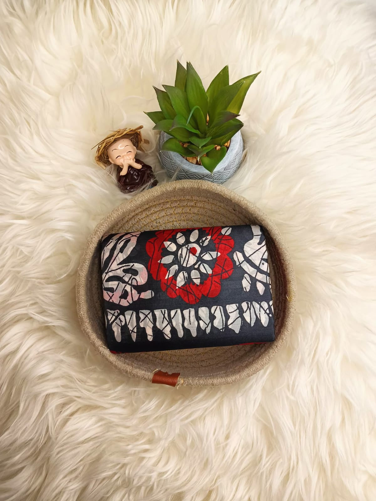 Red Abstract Print Banana Stem Saree – Matchbox Size Folding (No Blouse)