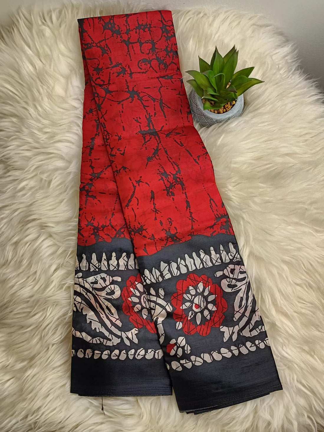 Red Abstract Print Banana Stem Saree – Matchbox Size Folding (No Blouse)